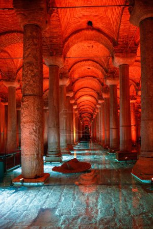 Foto de La Cisterna Basílica, o Yerebatan Sarayi, es el antiguo embalse subterráneo de agua debajo de la ciudad de Estambul, Turquía.
. - Imagen libre de derechos