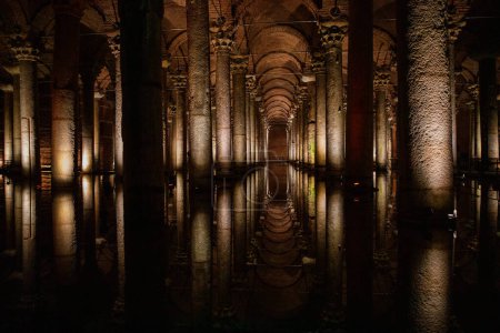 Téléchargez les photos : La citerne de la basilique, ou Yerebatan Sarayi, est l'ancien réservoir d'eau souterrain sous la ville d'Istanbul, en Turquie.
. - en image libre de droit