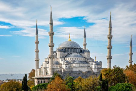 Foto de La Mezquita Azul o Mezquita Sultán Ahmet en el Bósforo, Estambul por hermoso día de otoño - Imagen libre de derechos