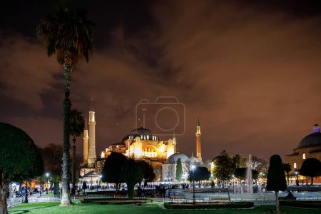 Téléchargez les photos : Musée Ayasofya, Hagia Sophia dans le parc Sultan Ahmet à Istanbul, Turquie la nuit. Architecture byzantine, monument de la ville et merveille du monde architectural. - en image libre de droit