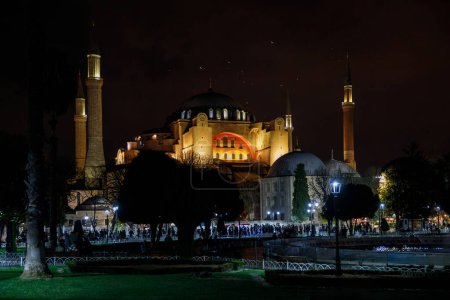 Téléchargez les photos : Musée Ayasofya, Hagia Sophia dans le parc Sultan Ahmet à Istanbul, Turquie la nuit. Architecture byzantine, monument de la ville et merveille du monde architectural. - en image libre de droit