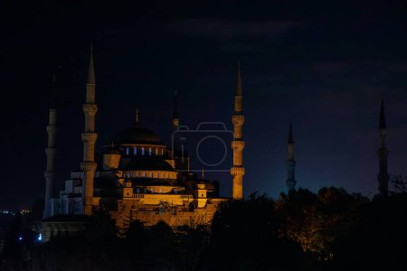 Foto de Mezquita Azul o Mezquita Sultán Ahmet en el Bósforo, Estambul por la noche. - Imagen libre de derechos
