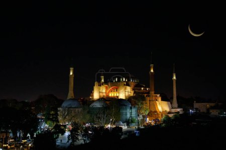 Foto de Museo Ayasofya, Santa Sofía en el parque Sultan Ahmet en Estambul, Turquía por la noche. Arquitectura bizantina, monumento de la ciudad y maravilla del mundo arquitectónico. - Imagen libre de derechos