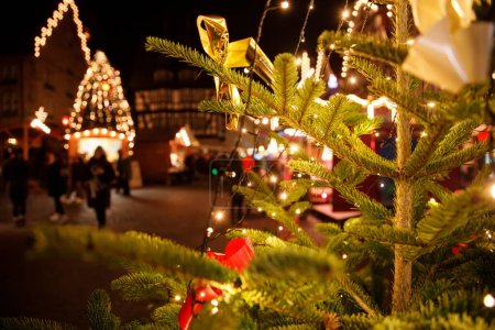 Foto de Antigua plaza de mercado en Alsfeld, Hesse, Alemania con la decoración de Navidad, casas antiguas con tiendas, restaurantes y visitantes del mercado de Navidad. Mercado tradicional de Navidad - Imagen libre de derechos