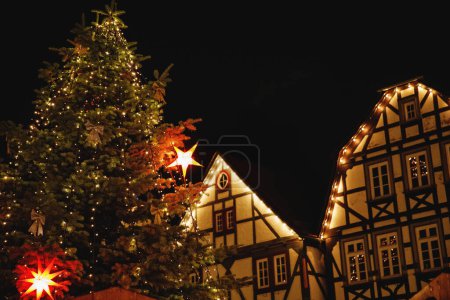 Téléchargez les photos : Ancienne place de marché en Alsfeld, Hesse, Allemagne avec la décoration de Noël, vieilles maisons avec magasins, restaurants et visiteurs du marché de Noël. Marché de Noël traditionnel - en image libre de droit