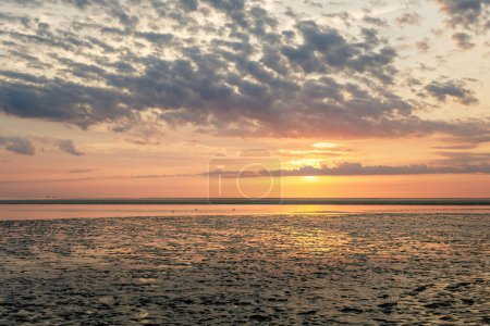 Téléchargez les photos : Wattenmeer, marée de boue en mer du Nord, Allemagne. Nordsee, Watt au coucher du soleil - en image libre de droit