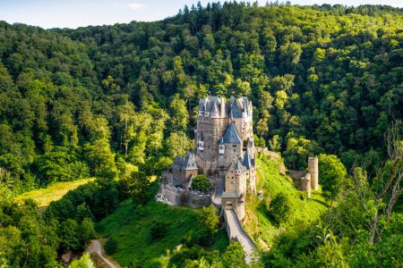 Foto de Castillo de Eltz, un castillo medieval situado en Alemania, Rheinland Pfalz, región de Mosel. Hermoso castillo viejo, famosa atracción turística en el soleado día de verano, vacío, sin gente, nadie - Imagen libre de derechos