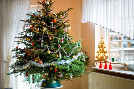 Foto de Árbol de Navidad decorado, en interiores. Decoraciones del árbol de Navidad, vintage y moderno. Con iluminación de luces. - Imagen libre de derechos