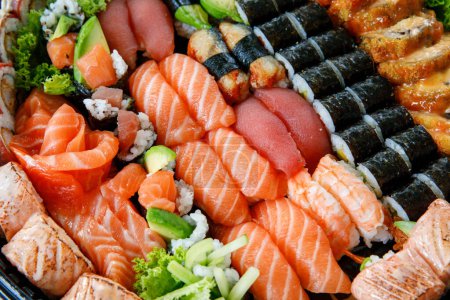 Téléchargez les photos : Assorti Sushi Nigiri et Maki Big Set sur Slate. A Variety of Japanese Sushi with Tuna, Crab, Salmon, Eel, and Rolls. Vue du dessus - en image libre de droit