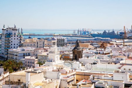 Foto de Vista panorámica aérea de los tejados de la ciudad vieja y la Catedral de Santa Cruz por la tarde desde la torre Tavira en Cádiz, Andalucía, España
. - Imagen libre de derechos