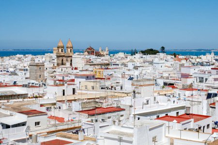 Foto de Vista panorámica aérea de los tejados de la ciudad vieja y la Catedral de Santa Cruz por la tarde desde la torre Tavira en Cádiz, Andalucía, España
. - Imagen libre de derechos