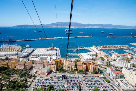 Téléchargez les photos : Vue aérienne de Gibraltar, de la baie d'Algeciras et de La Linea de la Concepcion depuis le rocher supérieur. Vue sur la ville côtière d'en haut - en image libre de droit