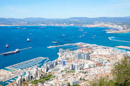 Téléchargez les photos : Vue aérienne de Gibraltar, de la baie d'Algeciras et de La Linea de la Concepcion depuis le rocher supérieur. Vue sur la ville côtière d'en haut - en image libre de droit