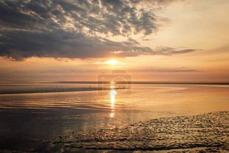 Téléchargez les photos : Wattenmeer, marée de boue en mer du Nord, Allemagne. Nordsee, Watt au coucher du soleil - en image libre de droit