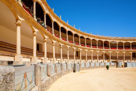 Foto de Plaza de Toros, plaza de toros de Ronda, inaugurada en 1785, una de las plazas de toros más antiguas y famosas de España. Andalucía. - Imagen libre de derechos
