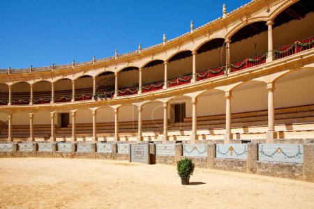 Téléchargez les photos : Plaza de Toros, arène de Ronda, a ouvert en 1785, l'une des plus anciennes et les plus célèbres arènes de corrida en Espagne. Andalousie - en image libre de droit