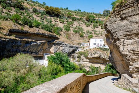 Téléchargez les photos : Le beau village de Setenil de las Bodegas par une journée ensoleillée d'été. Provice de Cadix, Andalousie, Espagne. - en image libre de droit