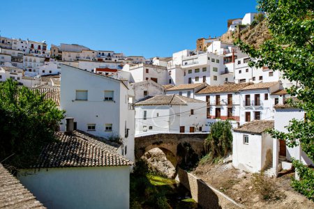Téléchargez les photos : Le beau village de Setenil de las Bodegas par une journée ensoleillée d'été. Provice de Cadix, Andalousie, Espagne. - en image libre de droit