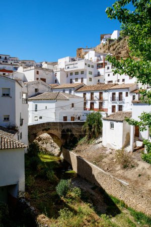Foto de El hermoso pueblo de Setenil de las Bodegas en un soleado día de verano. Prestación de Cádiz, Andalucía, España. - Imagen libre de derechos