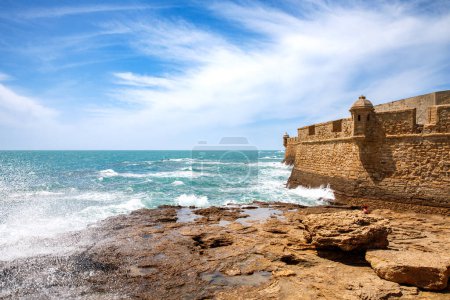 Foto de Playa de La Caleta, Edificio Balneario de la Palma y Castillo de San Sebastián al atardecer - Cádiz, Andalucía, España. - Imagen libre de derechos