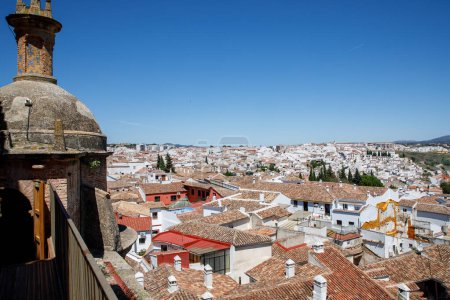 Téléchargez les photos : Ronda ind Andalousie, Espagne. Vue de dessus sur la ville touristique, les maisons et les toits - en image libre de droit