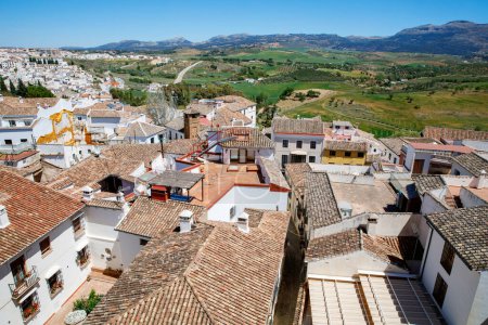 Foto de Ronda ind Andalucía, España. Vista desde arriba de la ciudad turística, casas y tejados - Imagen libre de derechos