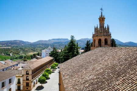 Foto de Ronda ind Andalucía, España. Vista desde arriba de la ciudad turística, casas y tejados - Imagen libre de derechos