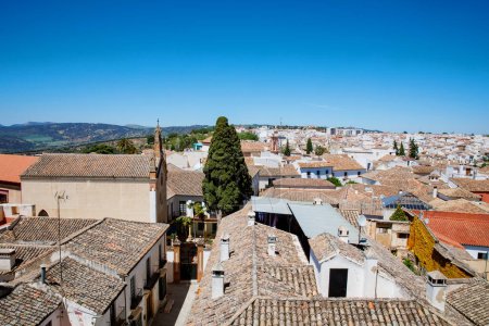 Téléchargez les photos : Ronda ind Andalousie, Espagne. Vue de dessus sur la ville touristique, les maisons et les toits - en image libre de droit