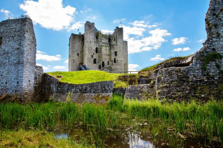 Ein Rundblick auf die Burg Trim in der Grafschaft Meath am Fluss Boyne, Irland. Es ist das größte anglo-normannische Schloss Irlands.