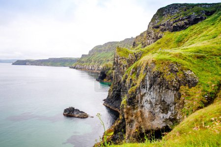 Küste in der Nähe der Carrick-a-Rede Seilbrücke, berühmte Seilbrücke in der Nähe von Ballintoy in der Grafschaft Antrim, Nordirland an der irischen Küste. Wilder Atlantik an bewölkten Tagen
