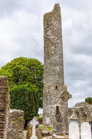 Foto de Muiredachs Cross, Monasterboice Monastery en el sur de Irlanda. Celtic High Cross en las ruinas históricas de Monasterboice, un asentamiento cristiano temprano cerca de Drogheda en el Condado de Louth, Irlanda
. - Imagen libre de derechos
