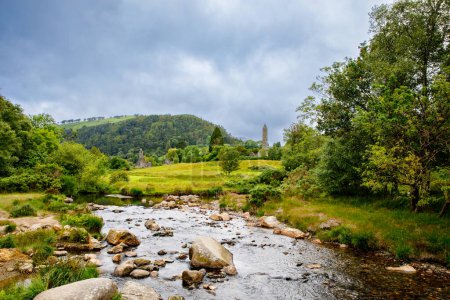 Téléchargez les photos : Vue idyllique dans la vallée de Glendalough, comté de Wicklow, Irlande. Montagnes, lac et touristes sentiers pédestres
. - en image libre de droit