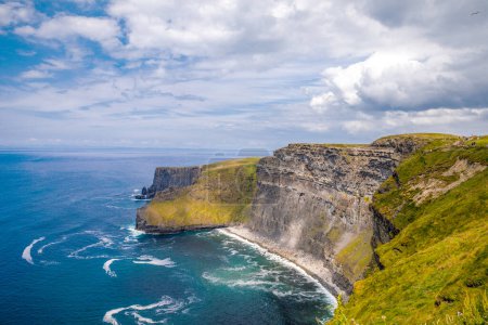 Téléchargez les photos : Les falaises spectaculaires de Moher sont des falaises marines situées à l'extrémité sud-ouest de la région de Burren dans le comté de Clare, en Irlande. Wild Atlantic way
. - en image libre de droit