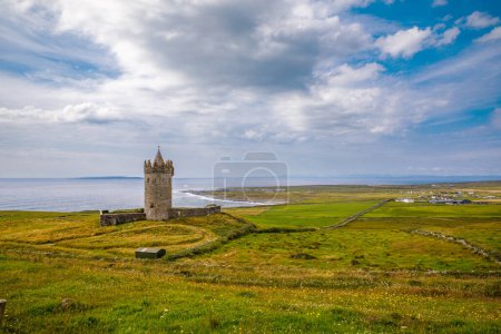 Téléchargez les photos : Doonagore Castle Irland. Beau vieux château sur Wild Atlantic Way. Paysage irlandais - en image libre de droit