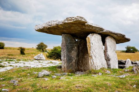 Poulnabrone Dolmen en Irlanda, Reino Unido. en Burren, condado de Clare. Periodo del Neolítico con un paisaje espectacular. Expuesto kárstico roca caliza en el Parque Nacional de Burren. Naturaleza irlandesa áspera
