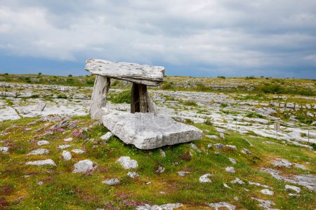 Foto de Poulnabrone Dolmen en Irlanda, Reino Unido. en Burren, condado de Clare. Periodo del Neolítico con un paisaje espectacular. Expuesto kárstico roca caliza en el Parque Nacional de Burren. Naturaleza irlandesa áspera - Imagen libre de derechos