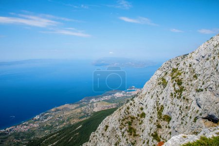 Schöne Aussicht auf die Makarska Riviera in Kroatien an einem sonnigen Sommertag