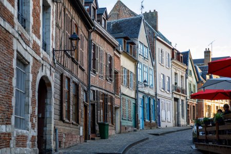 Foto de Calles de Amiens, ciudad francesa en la región de hauts-de-france, Francia en el día de verano, Francia. - Imagen libre de derechos