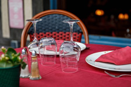 Téléchargez les photos : Verres vides au restaurant - Table à manger en plein air en France - en image libre de droit