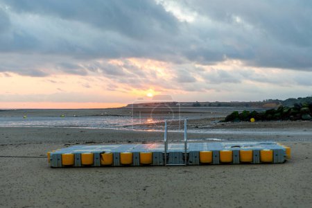 Sonnenaufgang Blick auf die Küstenstraße von Grandcamp Maisy, einer malerischen französischen Küstenstadt in der Normandie, mit Fischerhafen, Sandstränden und maritimen Traditionen