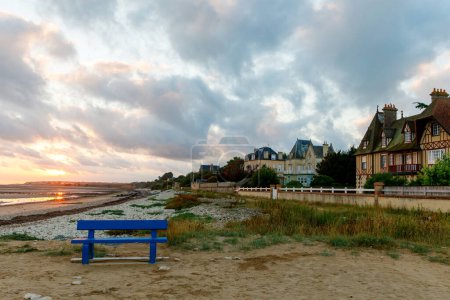 Sonnenaufgang Blick auf die Küstenstraße von Grandcamp Maisy, einer malerischen französischen Küstenstadt in der Normandie, mit Fischerhafen, Sandstränden und maritimen Traditionen