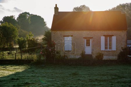 Foto de Pintoresco pueblo francés en la pintoresca Normandía, que muestra el encanto histórico y el campo tranquilo, - Imagen libre de derechos