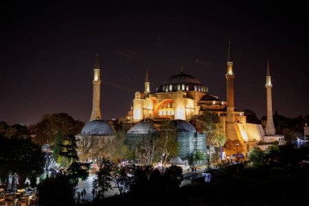 Foto de Museo Ayasofya, Santa Sofía en el parque Sultan Ahmet en Estambul, Turquía por la noche. Arquitectura bizantina, monumento de la ciudad y maravilla del mundo arquitectónico. - Imagen libre de derechos
