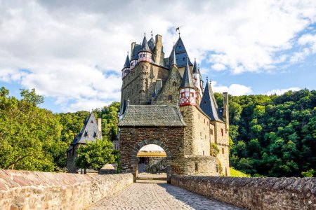 Castillo de Eltz, un castillo medieval situado en Alemania, Rheinland Pfalz, región de Mosel. Hermoso castillo viejo, famosa atracción turística en el soleado día de verano, vacío, sin gente, nadie