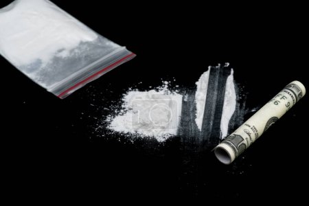 Cocaína u otras drogas ilegales, polvo blanco, jeringa, aislada sobre fondo negro brillante