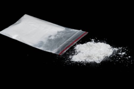 Foto de Cocaína u otras drogas ilegales, polvo blanco, jeringa, aislada sobre fondo negro brillante - Imagen libre de derechos