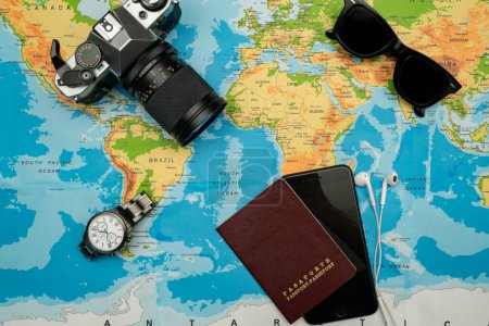Passeport, carte du monde, lunettes, appareil photo. Concept de voyage