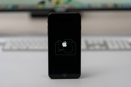 Foto de Apple iPhone actualizado iOs, icono de manzana y barra de estado en la pantalla, enfoque selectivo - Imagen libre de derechos