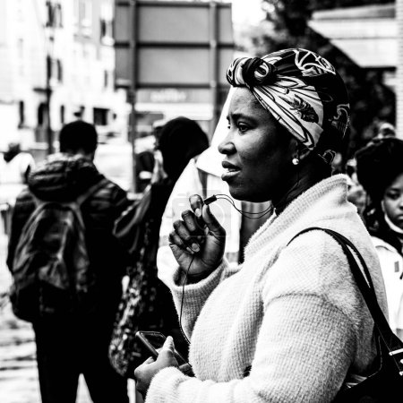 Téléchargez les photos : Epsom Surrey, Londres Royaume-Uni, 04 juin 2022, Femme noire réfléchie debout seule utilisant un téléphone portable - en image libre de droit