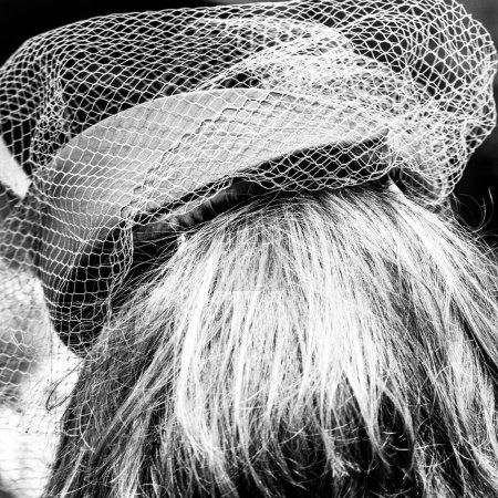 Foto de Epsom Surrey, Londres, Reino Unido, 04 de junio de 2022, Primer plano de la mujer con sombrero de moda o fascinador Epsom Derby - Imagen libre de derechos